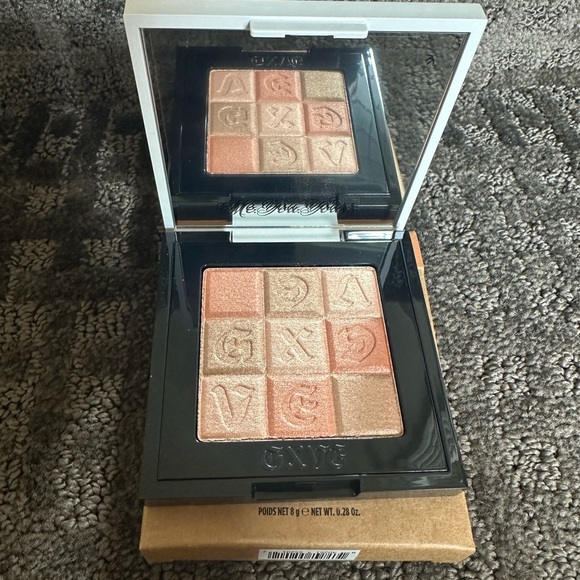GXVE BY GWEN STEFANI Check My Glow Multi-Dimensional
Illuminating Highlighter - Picture 1 of 4